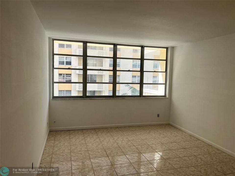 For Sale: $195,000 (1 beds, 1 baths, 719 Square Feet)