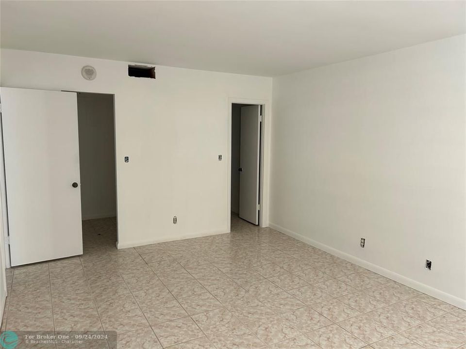 Active With Contract: $195,000 (1 beds, 1 baths, 719 Square Feet)