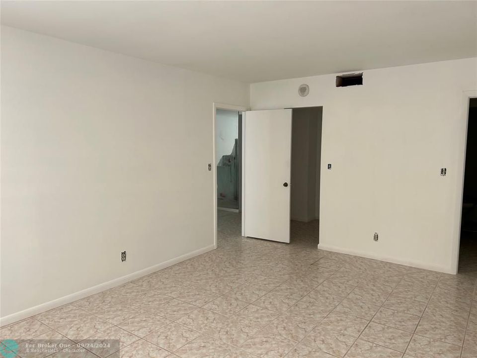 Active With Contract: $195,000 (1 beds, 1 baths, 719 Square Feet)