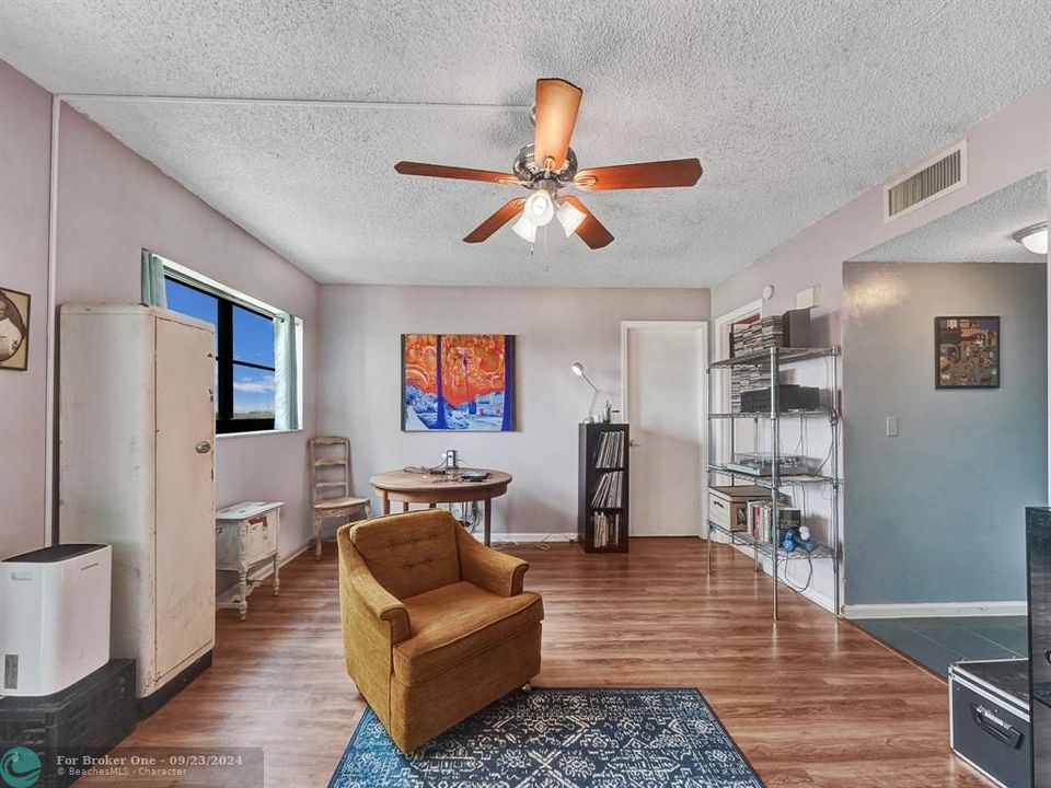 For Sale: $169,998 (1 beds, 1 baths, 682 Square Feet)