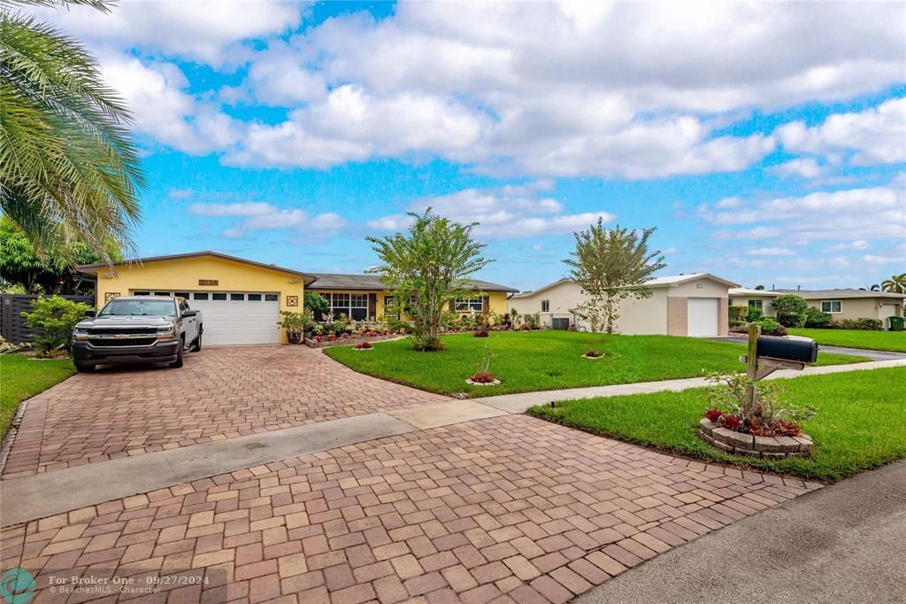 For Sale: $697,900 (3 beds, 2 baths, 1947 Square Feet)