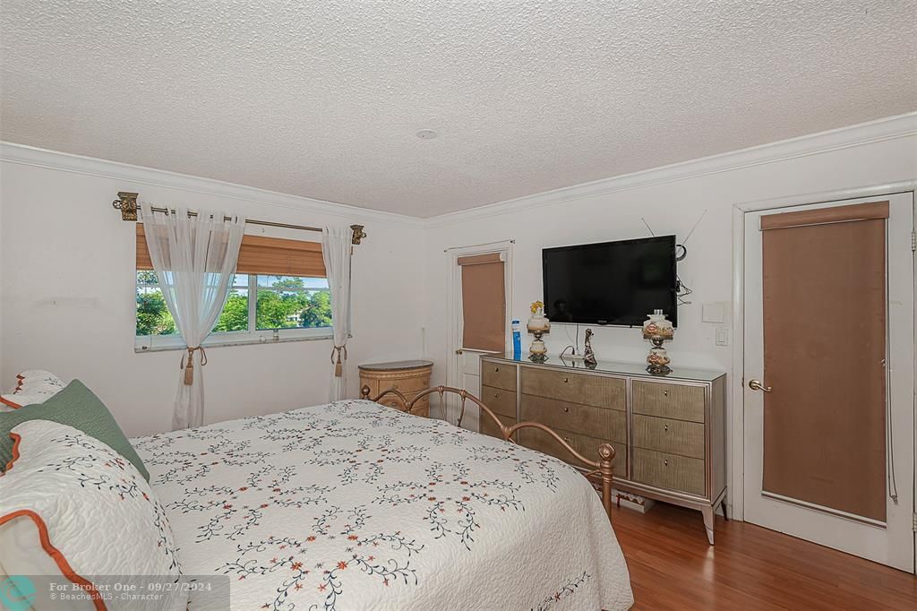 For Sale: $249,900 (2 beds, 2 baths, 980 Square Feet)