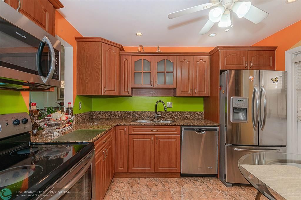 For Sale: $249,900 (2 beds, 2 baths, 980 Square Feet)