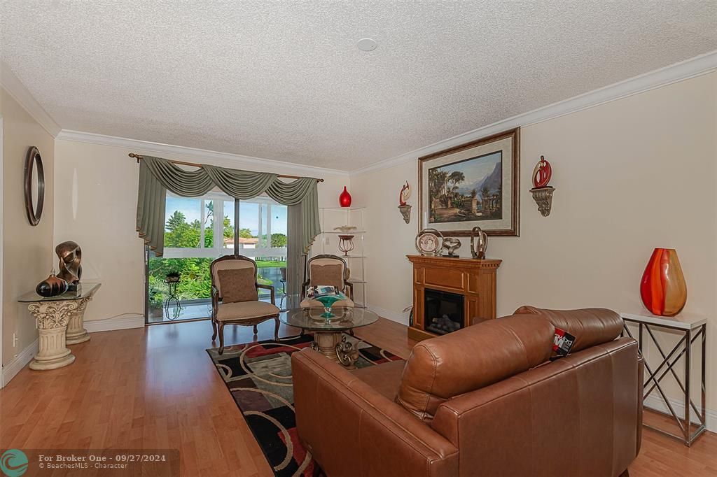 For Sale: $249,900 (2 beds, 2 baths, 980 Square Feet)