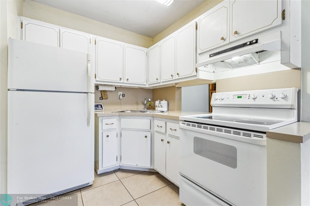 For Sale: $200,000 (2 beds, 1 baths, 840 Square Feet)