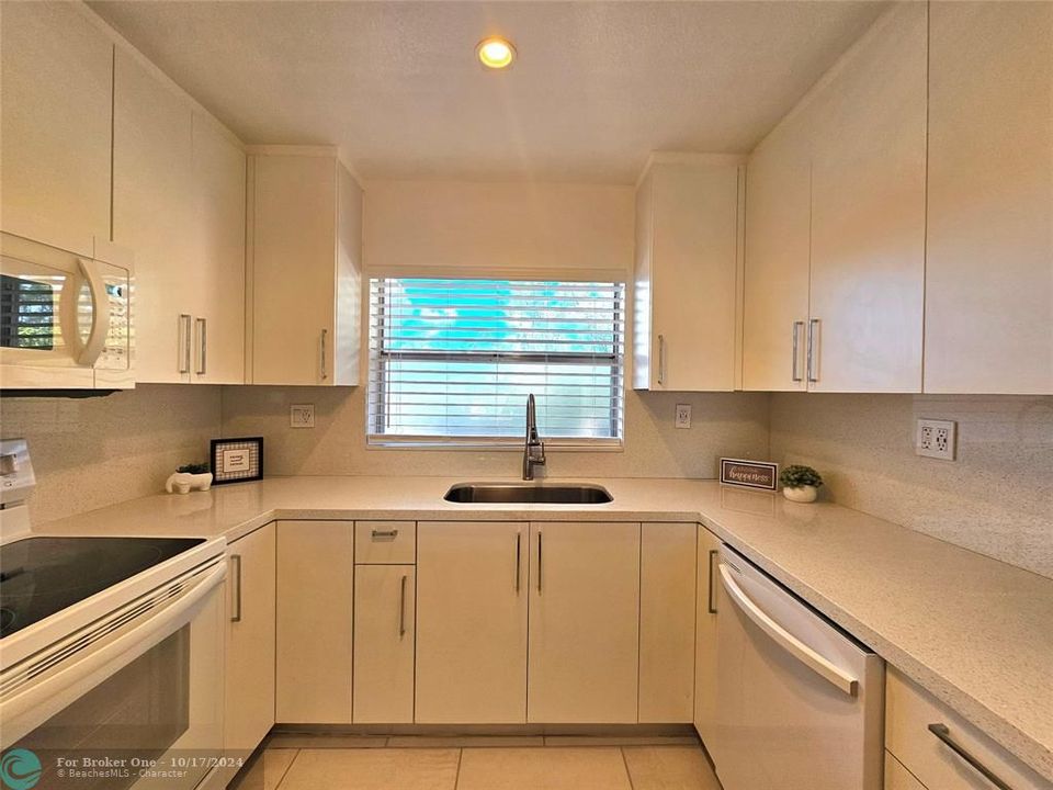 For Sale: $179,000 (2 beds, 2 baths, 1025 Square Feet)