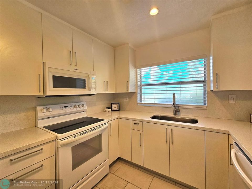 For Sale: $179,000 (2 beds, 2 baths, 1025 Square Feet)