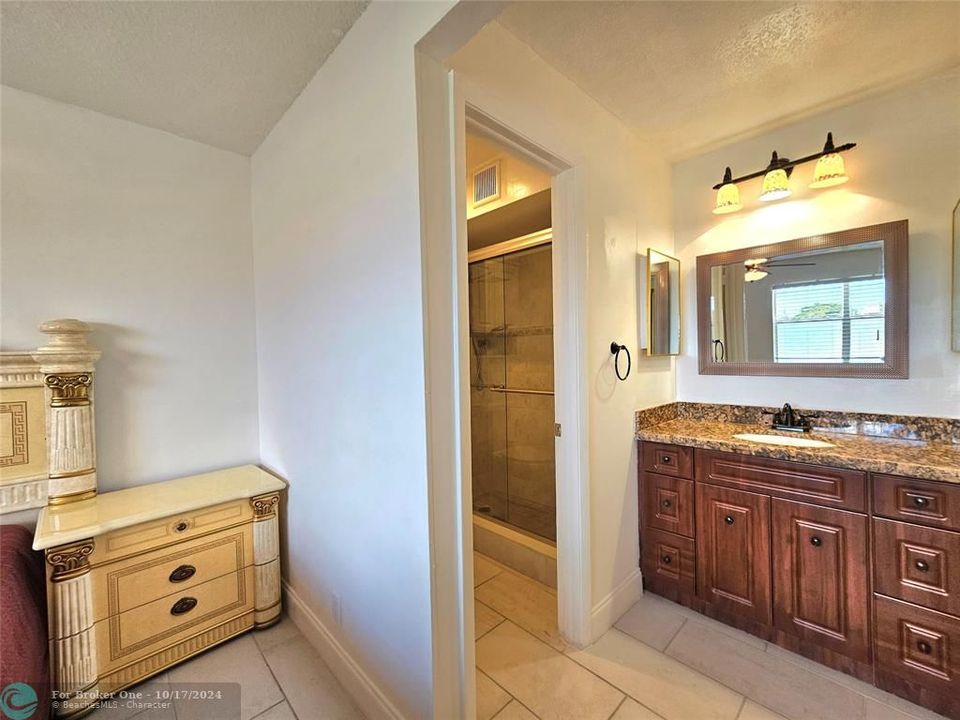 For Sale: $179,000 (2 beds, 2 baths, 1025 Square Feet)