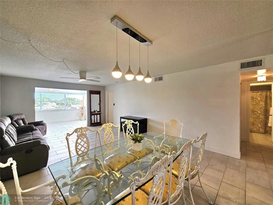 For Sale: $179,000 (2 beds, 2 baths, 1025 Square Feet)