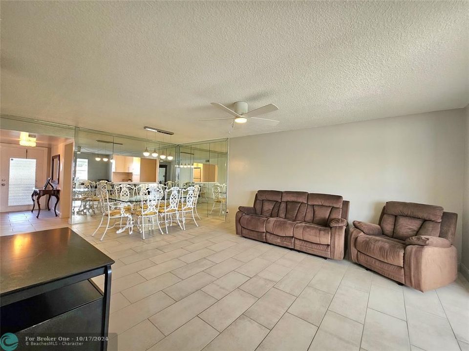 For Sale: $179,000 (2 beds, 2 baths, 1025 Square Feet)