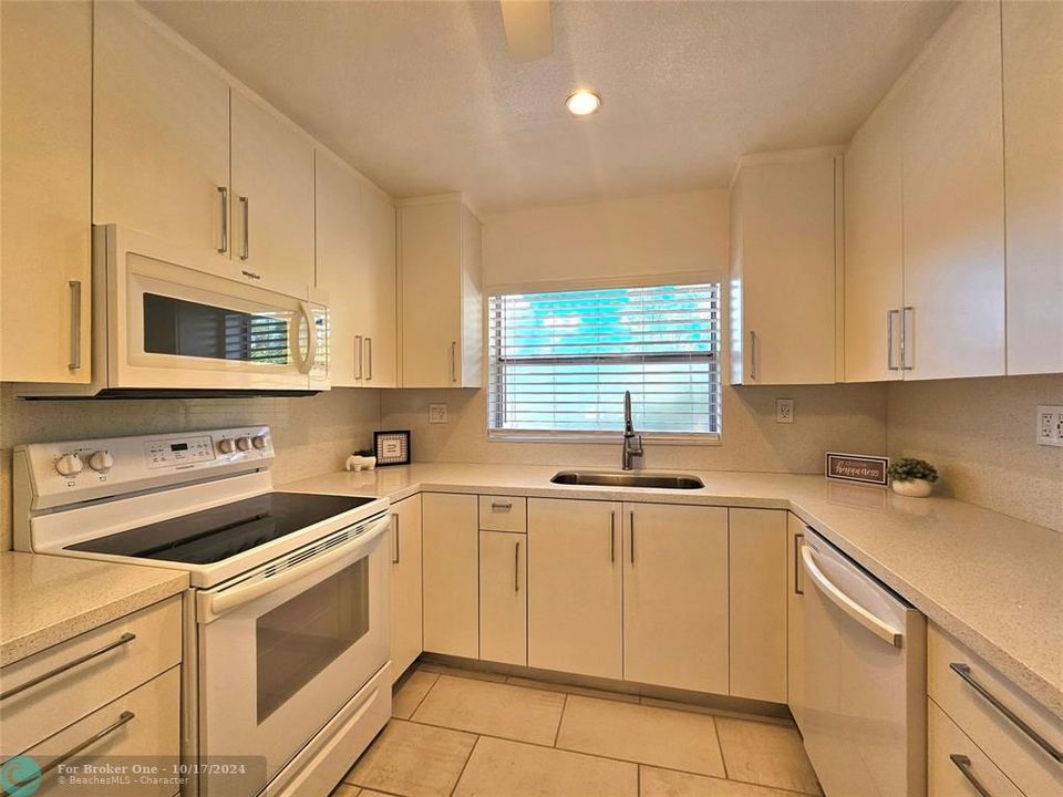 For Sale: $179,000 (2 beds, 2 baths, 1025 Square Feet)