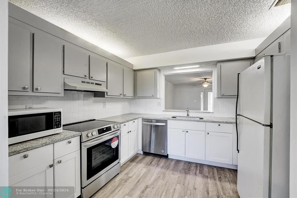 For Sale: $299,000 (2 beds, 2 baths, 1407 Square Feet)