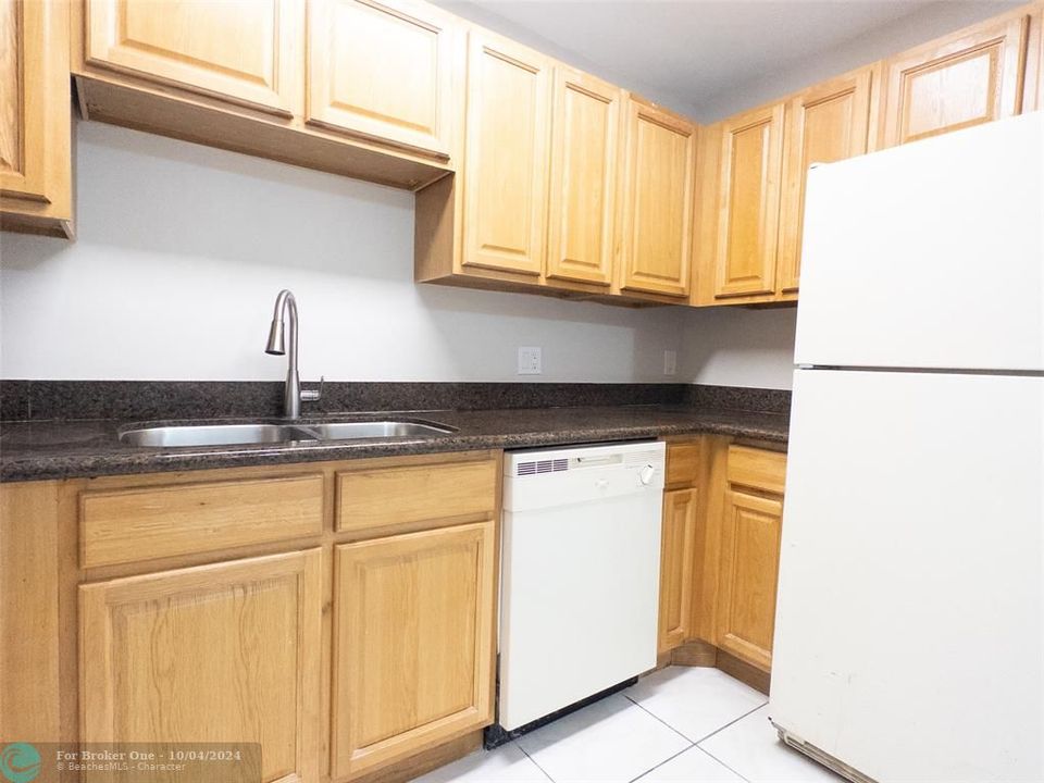 For Sale: $249,500 (2 beds, 2 baths, 870 Square Feet)