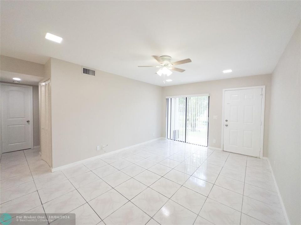 For Sale: $249,500 (2 beds, 2 baths, 870 Square Feet)