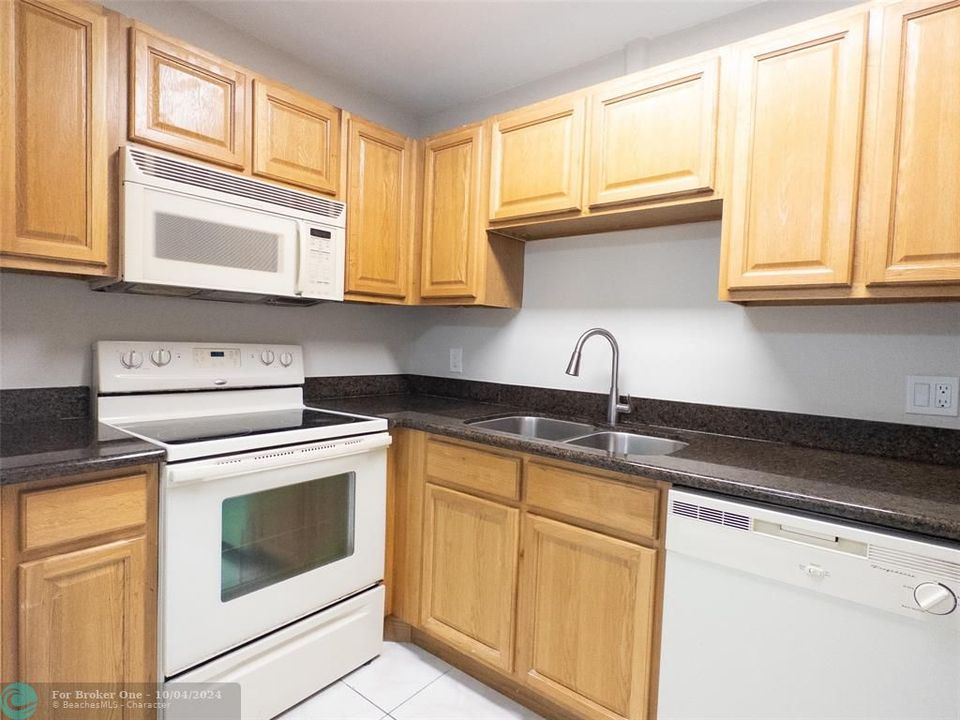 For Sale: $249,500 (2 beds, 2 baths, 870 Square Feet)