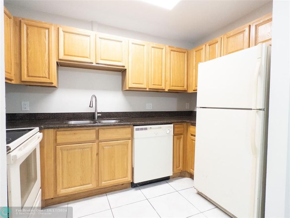 For Sale: $249,500 (2 beds, 2 baths, 870 Square Feet)