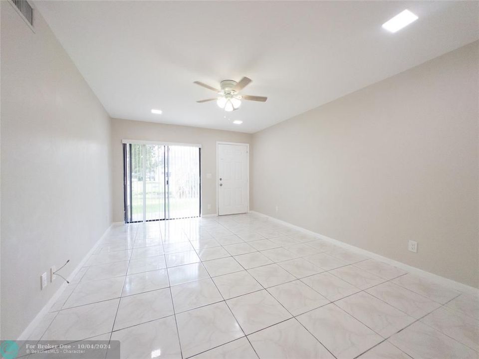 For Sale: $249,500 (2 beds, 2 baths, 870 Square Feet)