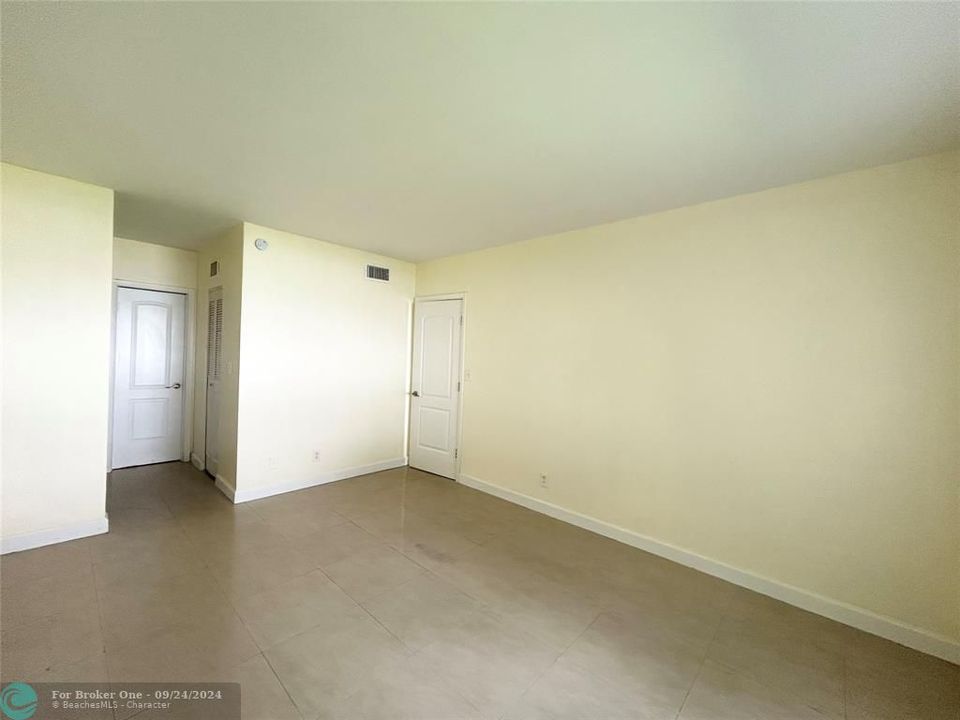 For Sale: $179,900 (1 beds, 1 baths, 700 Square Feet)