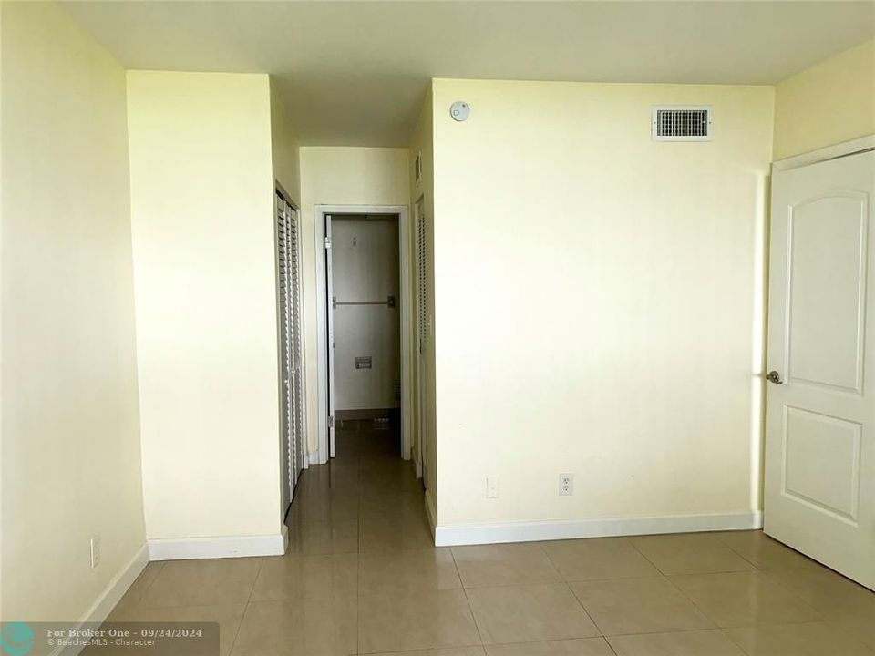 For Sale: $179,900 (1 beds, 1 baths, 700 Square Feet)