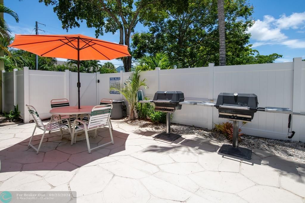 For Sale: $325,000 (2 beds, 2 baths, 950 Square Feet)