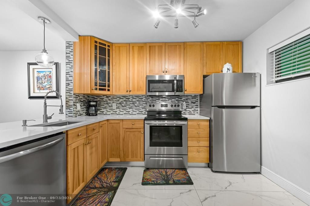 For Sale: $325,000 (2 beds, 2 baths, 950 Square Feet)