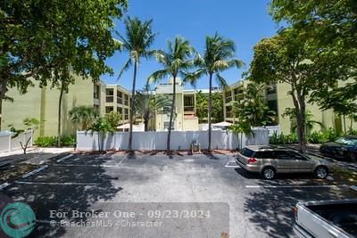 For Sale: $325,000 (2 beds, 2 baths, 950 Square Feet)