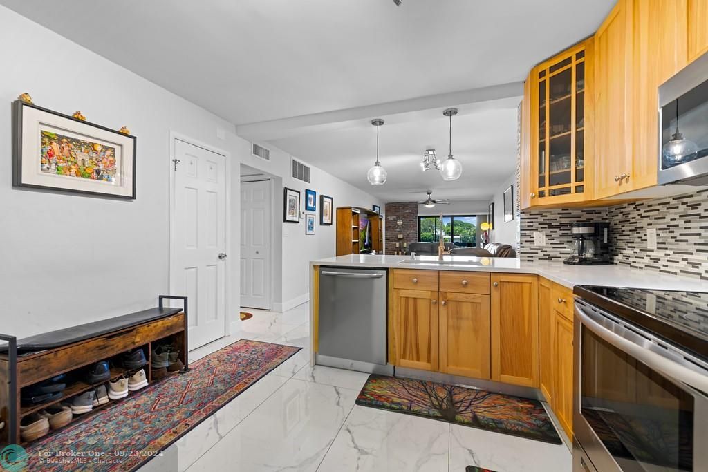 For Sale: $325,000 (2 beds, 2 baths, 950 Square Feet)