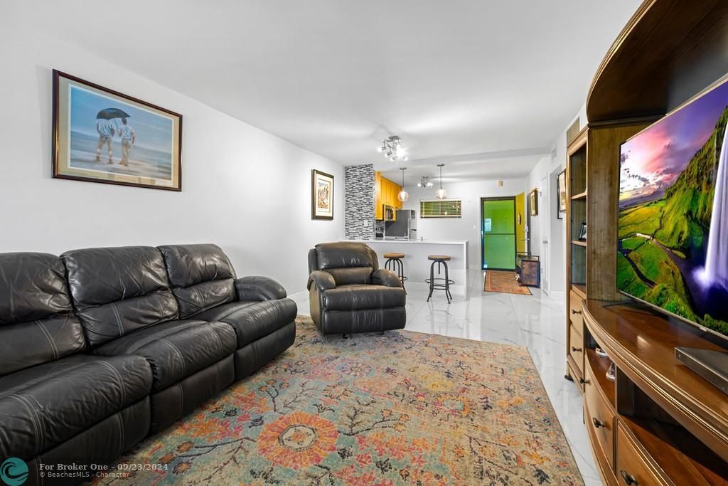 For Sale: $325,000 (2 beds, 2 baths, 950 Square Feet)