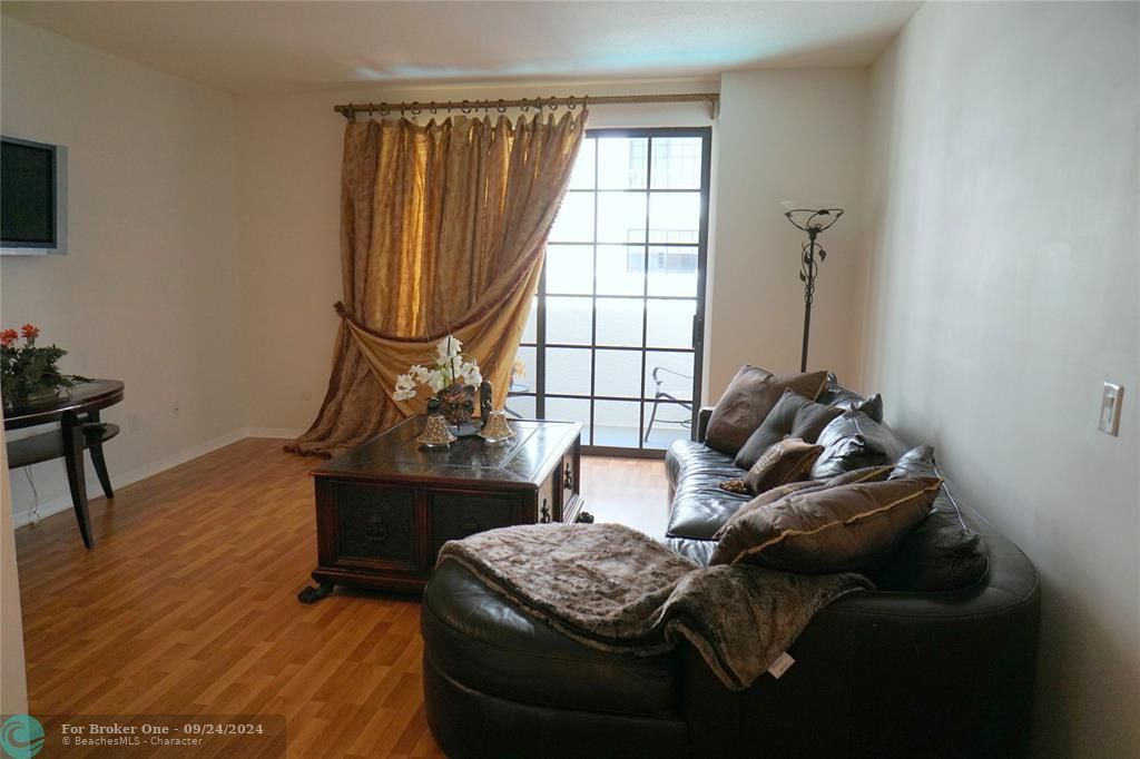 For Rent: $2,500 (1 beds, 1 baths, 660 Square Feet)