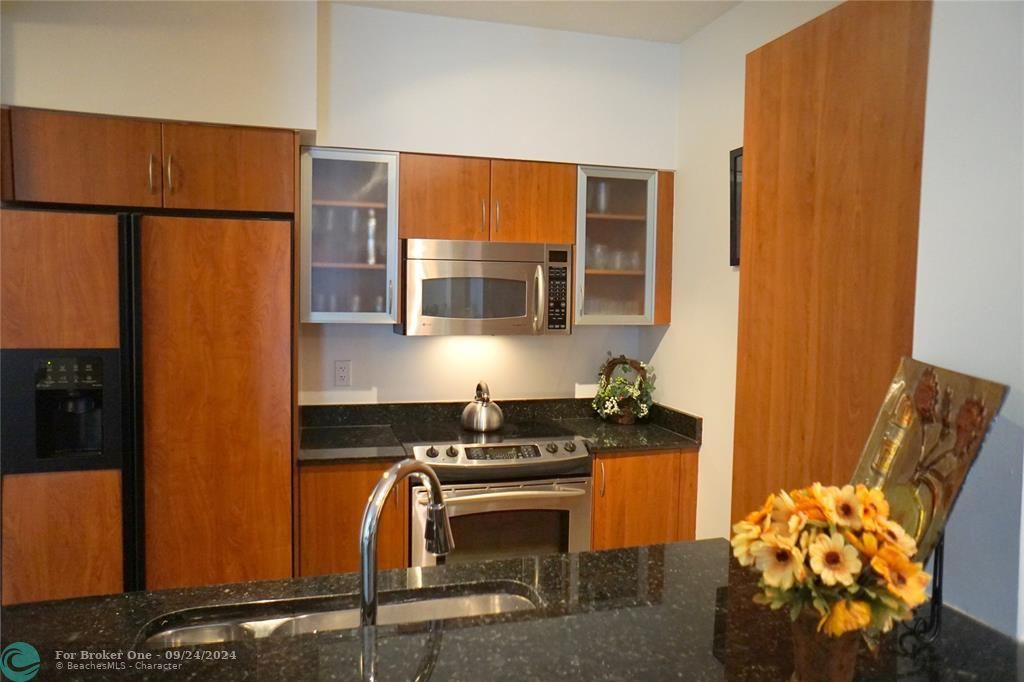 For Rent: $2,500 (1 beds, 1 baths, 660 Square Feet)