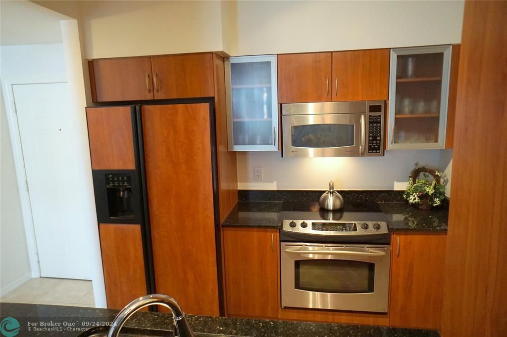 For Rent: $2,500 (1 beds, 1 baths, 660 Square Feet)