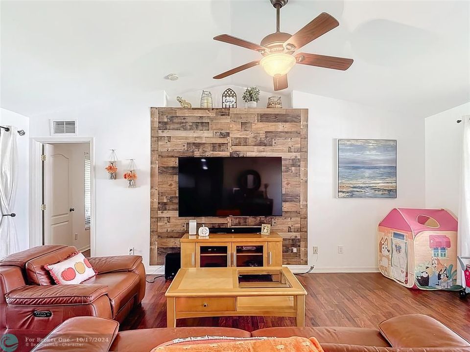 For Sale: $395,000 (3 beds, 2 baths, 1574 Square Feet)