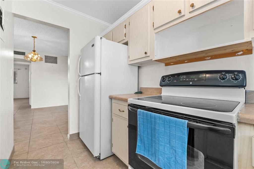 For Sale: $155,000 (1 beds, 1 baths, 670 Square Feet)