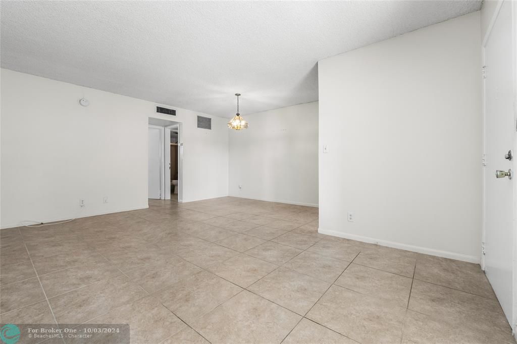 For Sale: $155,000 (1 beds, 1 baths, 670 Square Feet)