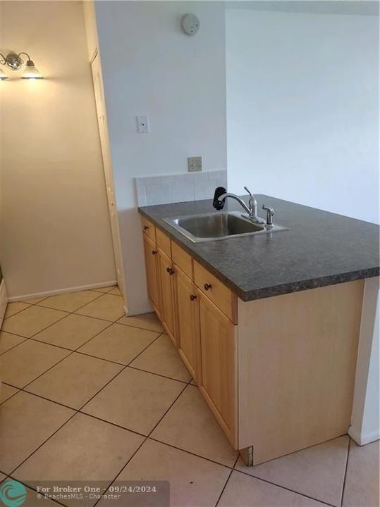 For Rent: $1,300 (0 beds, 1 baths, 464 Square Feet)