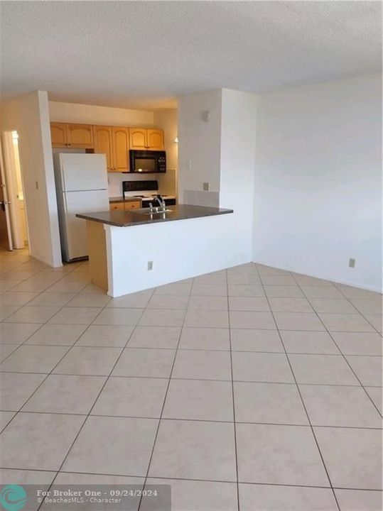 For Rent: $1,300 (0 beds, 1 baths, 464 Square Feet)