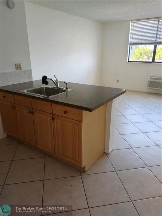 For Rent: $1,300 (0 beds, 1 baths, 464 Square Feet)