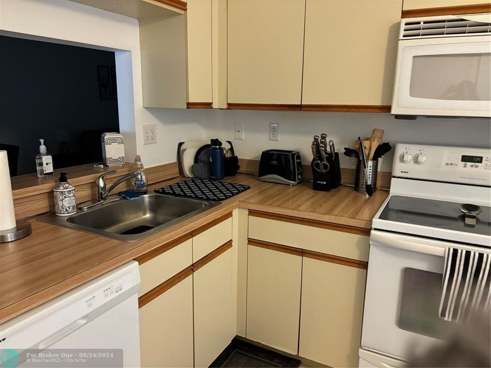 For Rent: $2,100 (2 beds, 2 baths, 1150 Square Feet)