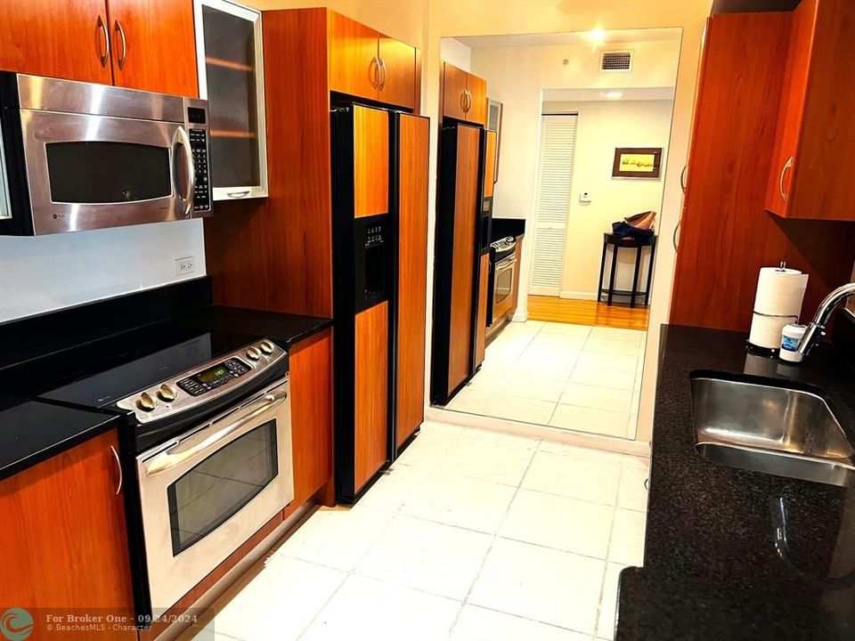 For Sale: $360,000 (1 beds, 1 baths, 752 Square Feet)