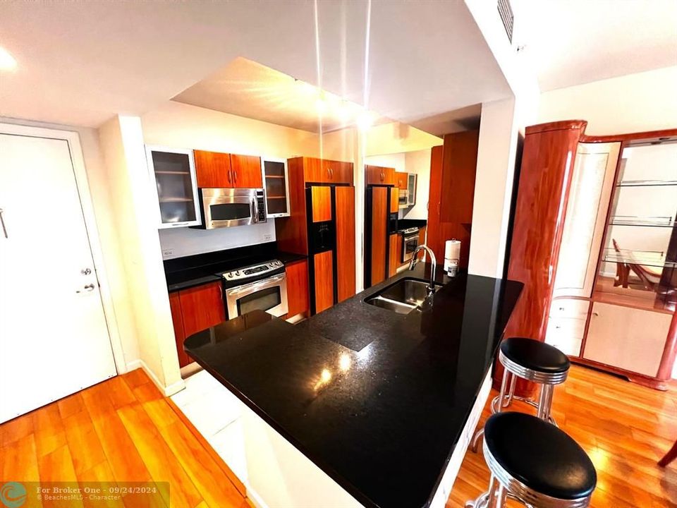 For Sale: $360,000 (1 beds, 1 baths, 752 Square Feet)