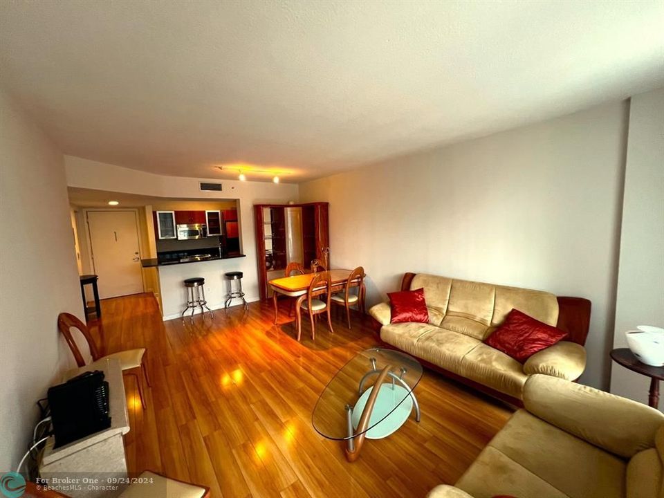 For Sale: $360,000 (1 beds, 1 baths, 752 Square Feet)