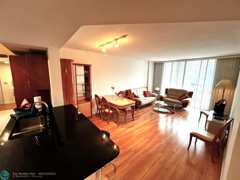 For Sale: $360,000 (1 beds, 1 baths, 752 Square Feet)