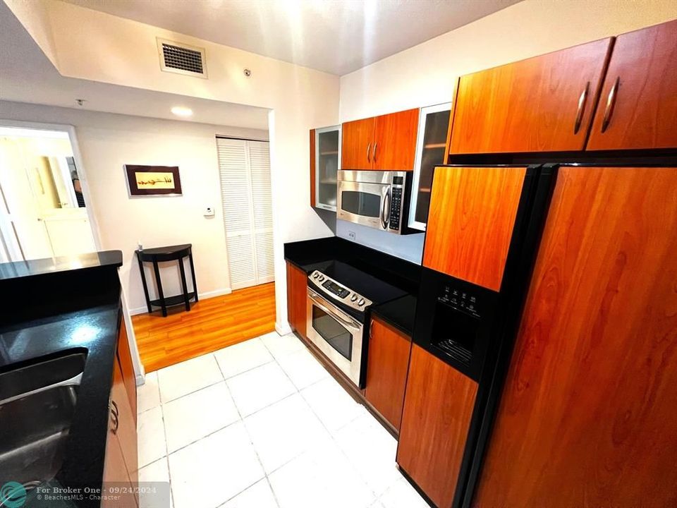 For Sale: $360,000 (1 beds, 1 baths, 752 Square Feet)