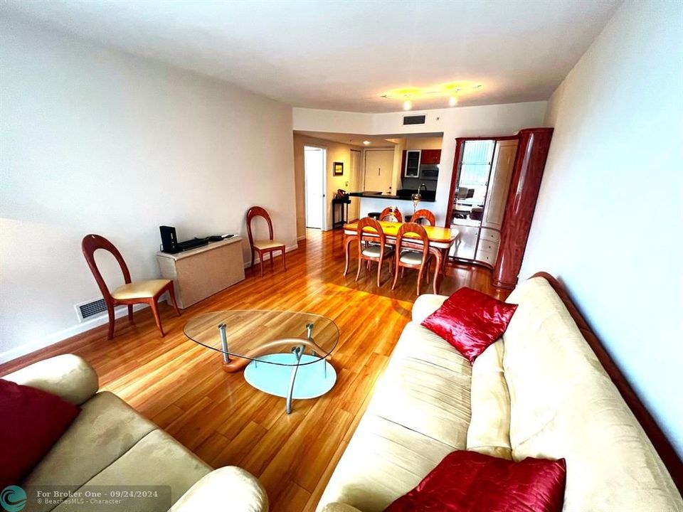 For Sale: $360,000 (1 beds, 1 baths, 752 Square Feet)