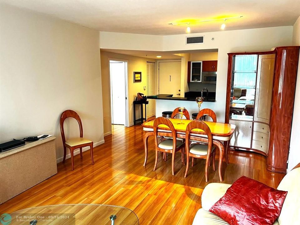 For Sale: $360,000 (1 beds, 1 baths, 752 Square Feet)