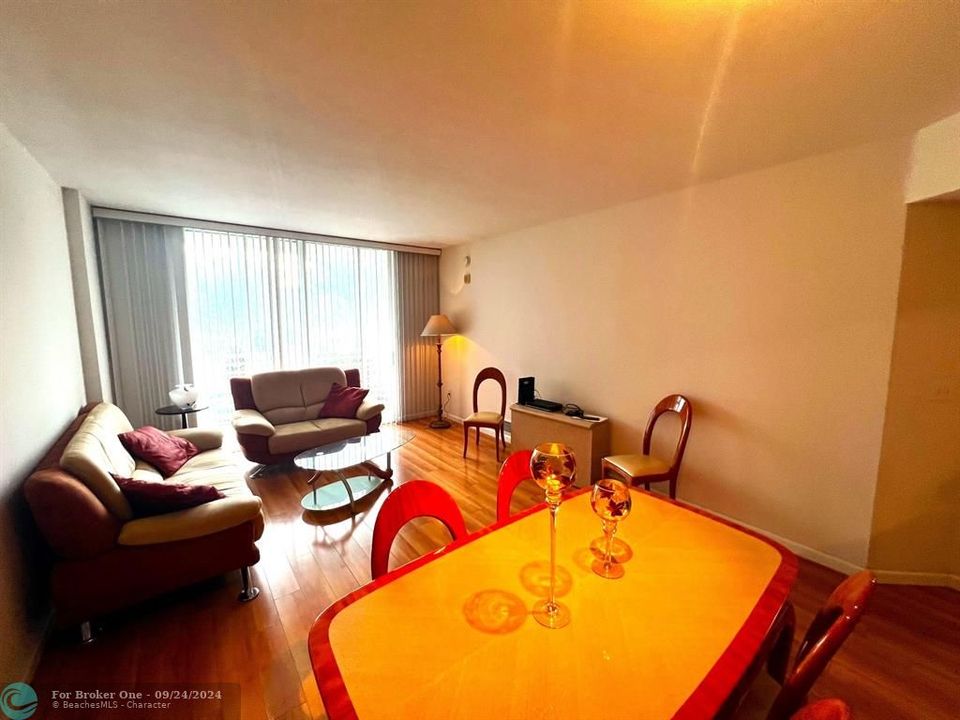 For Sale: $360,000 (1 beds, 1 baths, 752 Square Feet)