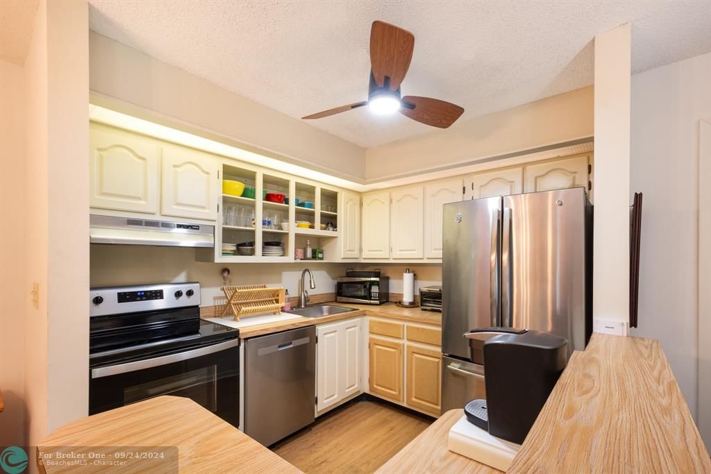 For Sale: $179,000 (2 beds, 2 baths, 827 Square Feet)