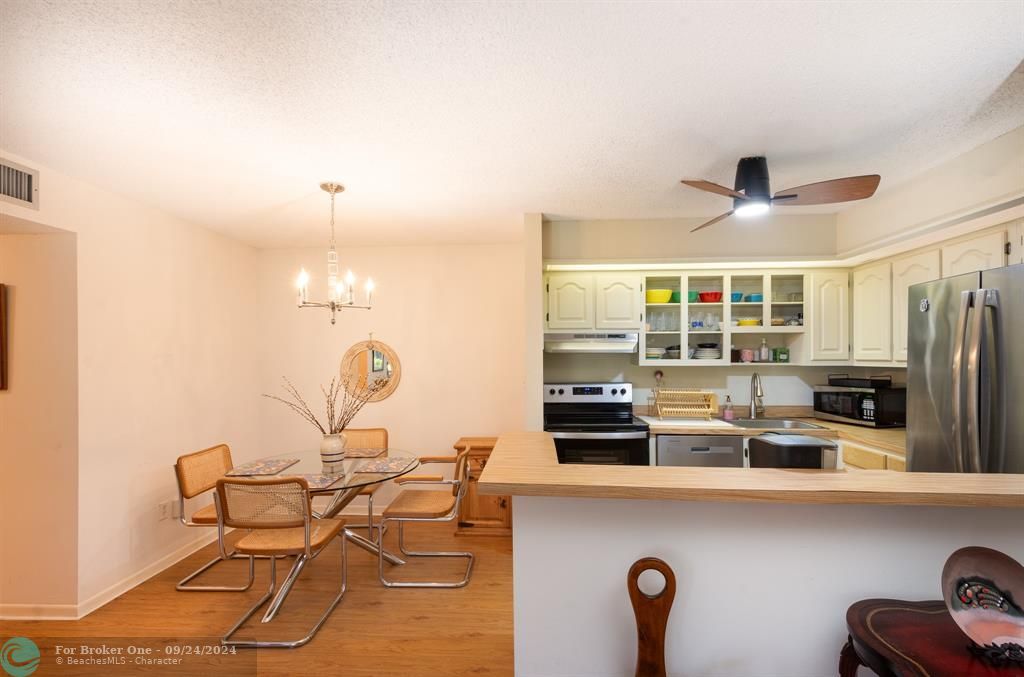 For Sale: $179,000 (2 beds, 2 baths, 827 Square Feet)