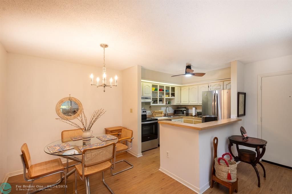 For Sale: $179,000 (2 beds, 2 baths, 827 Square Feet)