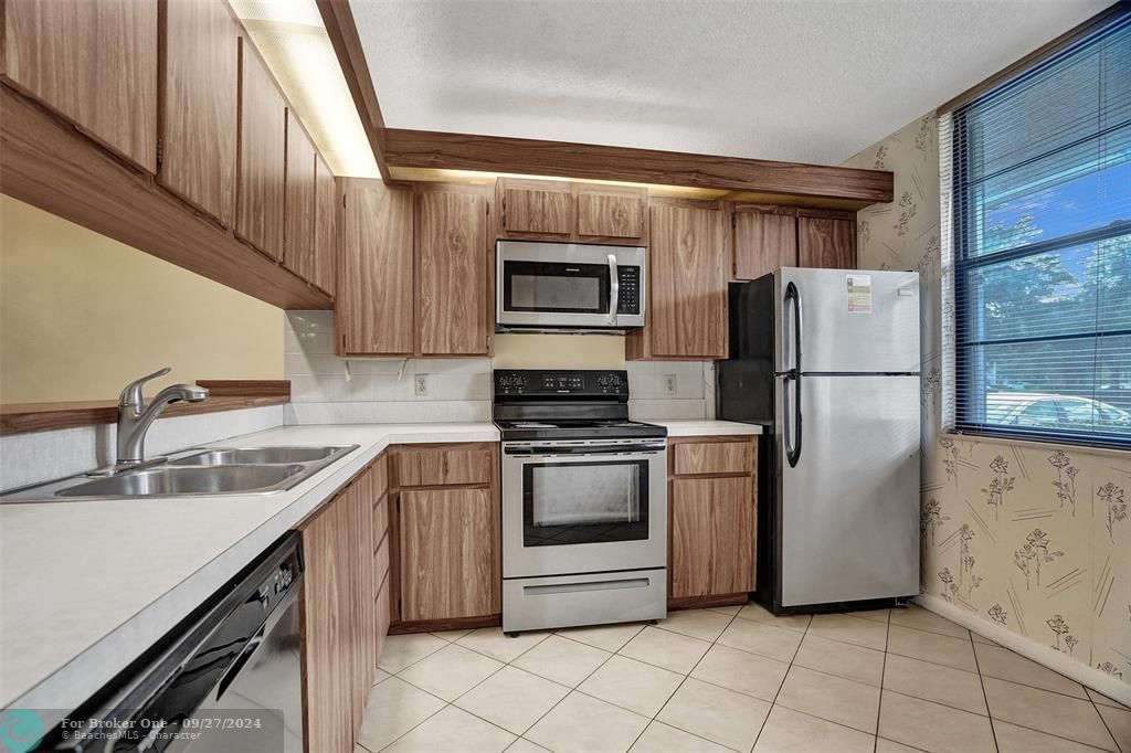 For Sale: $254,900 (2 beds, 2 baths, 1385 Square Feet)